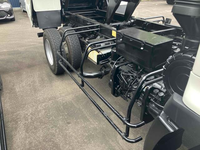 ヒノレンジャー 　４．０ｔダンプ　電動コボレーン付　６ＭＴ　後輪ダブル　キーレスエントリー　電動格納ミラー　アルミホイール　エアコン　パワーウィンドウ　運転席エアバッグ（13枚目）