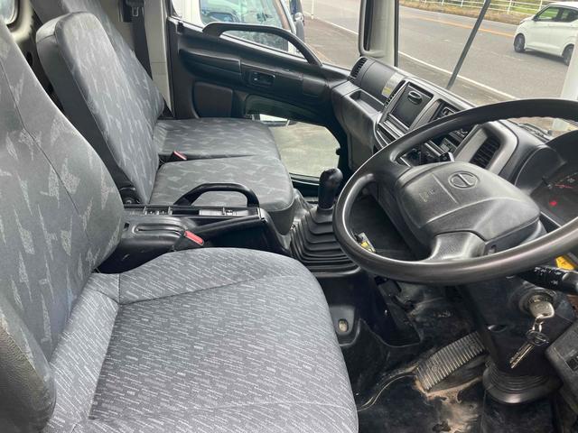 ヒノレンジャー 　４．０ｔダンプ　電動コボレーン付　６ＭＴ　後輪ダブル　キーレスエントリー　電動格納ミラー　アルミホイール　エアコン　パワーウィンドウ　運転席エアバッグ（54枚目）