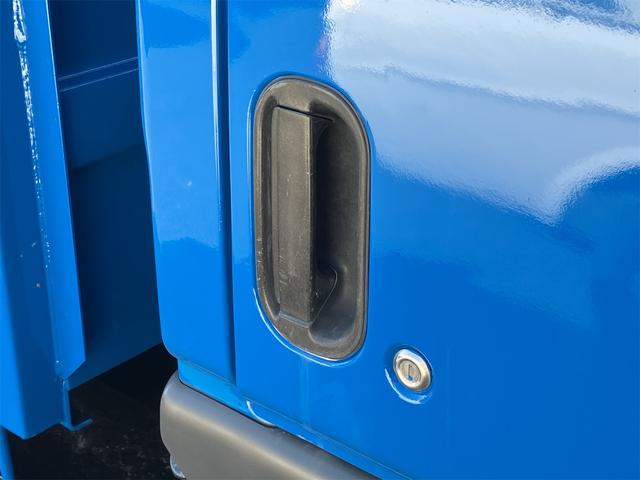 キャンター ダンプ　２．０ｔ深底ダンプステン張り　観音開き　４ＷＤ　トラック　ＭＴ　後輪ダブル　ＥＴＣ　エアコン　パワーウィンドウ　運転席エアバッグ（9枚目）