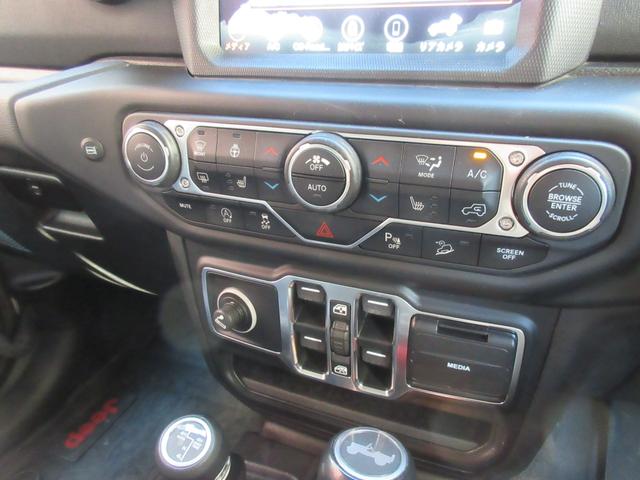 ジープ・ラングラーアンリミテッド サハラ 4WD ドライブレコーダー バックカメラ クリアランスソナー オートクルーズコントロール 衝突被害軽減システム サンルーフ ナビ TV オートライト LEDヘッドランプ アルミホイール スマートキー(8枚目)