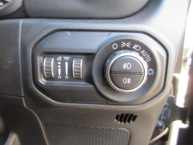 ジープ・ラングラーアンリミテッド サハラ 4WD ドライブレコーダー バックカメラ クリアランスソナー オートクルーズコントロール 衝突被害軽減システム サンルーフ ナビ TV オートライト LEDヘッドランプ アルミホイール スマートキー(10枚目)