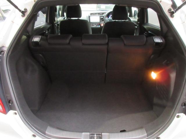 フィットハイブリッド Ｓ　ホンダセンシング　ハイブリッド　ＥＴＣ　バックカメラ　ナビ　オートクルーズコントロール　レーンアシスト　衝突被害軽減システム　ＬＥＤヘッドランプ　スマートキー　ＡＴ　盗難防止システム　衝突安全ボディ　アルミホイール（19枚目）