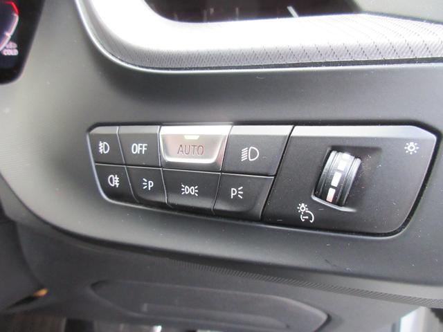 �I�[�g���C�g�𑕔����Ă�����̖͂��邳�����m���ăw�b�h���C�g�������œ_���E�������Ă���܂��B���ԂŃg���l���������h���C�u�Ȃǂł͑劈��ł��B