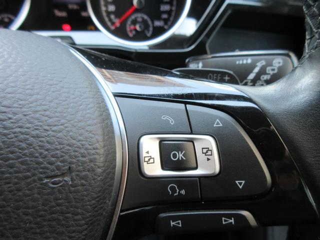 �X�e�A�����O�z�C�[���ɃI�[�f�B�I�E�����[�g�E�R���g���[���E�{�^����z�u�B��𗣂����A�f�������S�ɑ��삷�邱�Ƃ��ł��܂��B