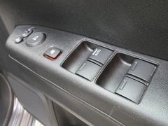 パワーウィンドウのスイッチですよ。運転席に居ながら窓を開け閉めのコントロールできますよ。 5