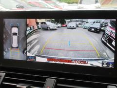 全周囲カメラとセンサーは狭い場所でも安心して駐車できるようにサポート。タッチスクリーンの表示と音で障害物との距離を確認できます。車幅感覚に慣れていない方や駐車の苦手な方には必見の装備といえます♪ 7