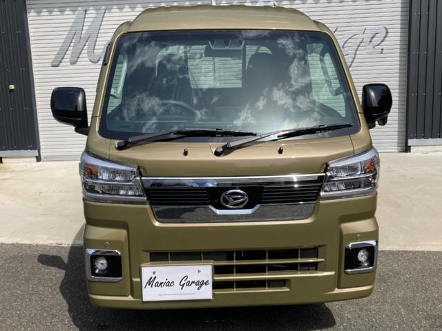 ジャンボエクストラ　届け出済未使用　４ＷＤ　ｆフロアマット　バイザー　禁煙車　スマートキー　アイドリングストップ　衝突軽減システム　横滑り防止　三方開　オートマ　ＬＥＤ荷台ライト(3枚目)