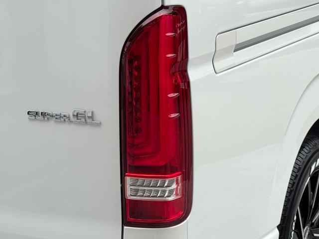 ハイエースバン スーパーＧＬ　ダークプライムＩＩ　未登録新車／コンプリートカー／バッドフェイス／４１５コブラ／フロントスポイラー／ＥＳＳＥＸ／ＥＷ－１７／ヨコハマパラダ／ローダウン／ヴァレンティ／ＬＥＤテールランプ／ハイエースカスタム／パノラミック（31枚目）