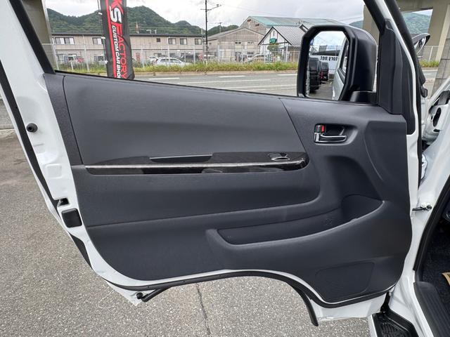 ハイエースバン スーパーＧＬ　ダークプライムＩＩ　未登録新車／コンプリートカー／バッドフェイス／４１５コブラ／フロントスポイラー／ＥＳＳＥＸ／ＥＷ－１７／ヨコハマパラダ／ローダウン／ヴァレンティ／ＬＥＤテールランプ／ハイエースカスタム／パノラミック（64枚目）