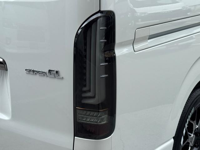 ハイエースバン スーパーＧＬ　ダークプライムＩＩ　未登録新車／コンプリートカー／バッドフェイス／４１５コブラ／フロントスポイラー／ＥＳＳＥＸ／ＥＷ－１７／ヨコハマパラダ／ローダウン／ヴァレンティ／ＬＥＤテールランプ／ハイエースカスタム／パノラミック（68枚目）