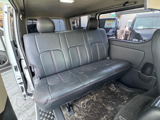 ハイエースバン スーパーＧＬ　ディーゼル車／フルエアロ／１８ＡＷ／４１５コブラ／ＭＴＳ／８インチナビ／フリップダウンモニター／床パネル／ベッドキット／ドライブレコーダー／シートカバー／ＬＥＤテールランプ／ハイエースカスタム（4枚目）