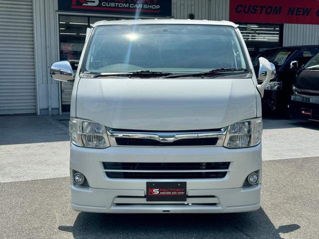 ハイエースバン スーパーＧＬ　ディーゼル車／フルエアロ／１８ＡＷ／４１５コブラ／ＭＴＳ／８インチナビ／フリップダウンモニター／床パネル／ベッドキット／ドライブレコーダー／シートカバー／ＬＥＤテールランプ／ハイエースカスタム（17枚目）