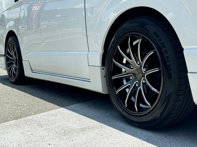ハイエースバン スーパーＧＬ　ディーゼル車／フルエアロ／１８ＡＷ／４１５コブラ／ＭＴＳ／８インチナビ／フリップダウンモニター／床パネル／ベッドキット／ドライブレコーダー／シートカバー／ＬＥＤテールランプ／ハイエースカスタム（22枚目）