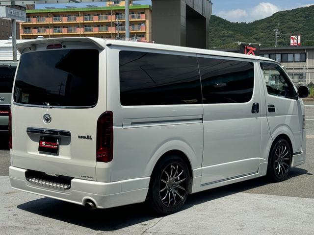 ハイエースバン スーパーＧＬ　ディーゼル車／フルエアロ／１８ＡＷ／４１５コブラ／ＭＴＳ／８インチナビ／フリップダウンモニター／床パネル／ベッドキット／ドライブレコーダー／シートカバー／ＬＥＤテールランプ／ハイエースカスタム（25枚目）