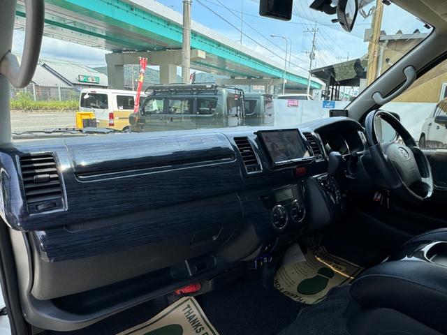 ハイエースバン スーパーＧＬ　ディーゼル車／フルエアロ／１８ＡＷ／４１５コブラ／ＭＴＳ／８インチナビ／フリップダウンモニター／床パネル／ベッドキット／ドライブレコーダー／シートカバー／ＬＥＤテールランプ／ハイエースカスタム（77枚目）