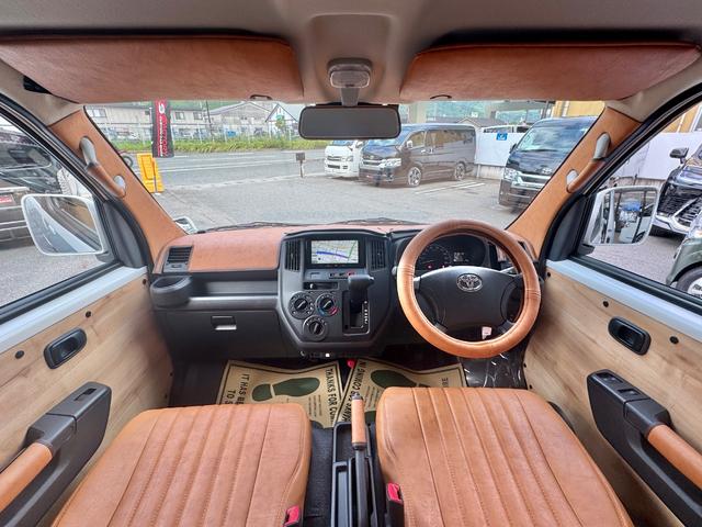 タウンエースバン ＧＬ　新車／Ｌｕａｎａ／レイクブルー／ツートンペイント／ベッドキット／床パネル／キャメル内装カバー／シートカバー／ウッドパネル／ナビ／ＥＴＣ／テーブル／キャンプ仕様／タウンエースカスタム／車中泊仕様（2枚目）