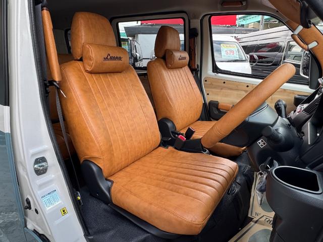 タウンエースバン ＧＬ　新車／Ｌｕａｎａ／レイクブルー／ツートンペイント／ベッドキット／床パネル／キャメル内装カバー／シートカバー／ウッドパネル／ナビ／ＥＴＣ／テーブル／キャンプ仕様／タウンエースカスタム／車中泊仕様（3枚目）