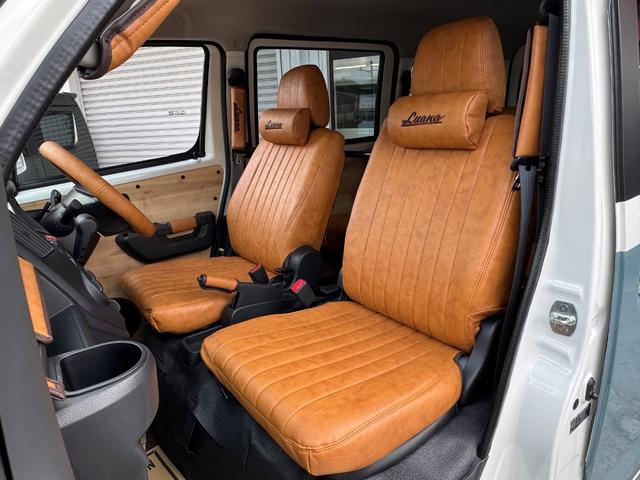 タウンエースバン ＧＬ　新車／Ｌｕａｎａ／レイクブルー／ツートンペイント／ベッドキット／床パネル／キャメル内装カバー／シートカバー／ウッドパネル／ナビ／ＥＴＣ／テーブル／キャンプ仕様／タウンエースカスタム／車中泊仕様（4枚目）