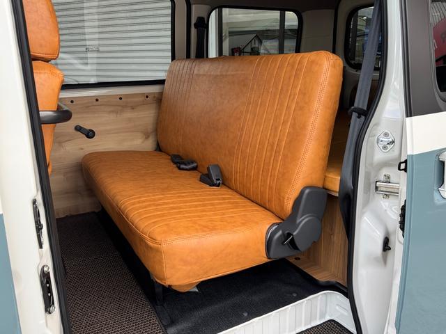 タウンエースバン ＧＬ　新車／Ｌｕａｎａ／レイクブルー／ツートンペイント／ベッドキット／床パネル／キャメル内装カバー／シートカバー／ウッドパネル／ナビ／ＥＴＣ／テーブル／キャンプ仕様／タウンエースカスタム／車中泊仕様（8枚目）