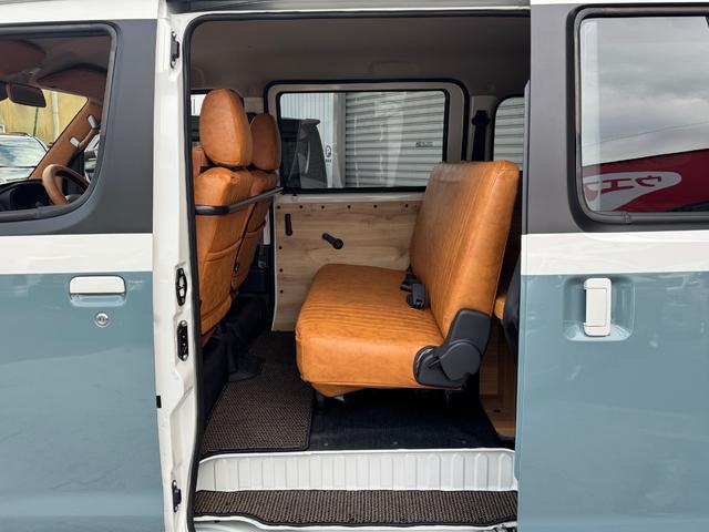 タウンエースバン ＧＬ　新車／Ｌｕａｎａ／レイクブルー／ツートンペイント／ベッドキット／床パネル／キャメル内装カバー／シートカバー／ウッドパネル／ナビ／ＥＴＣ／テーブル／キャンプ仕様／タウンエースカスタム／車中泊仕様（9枚目）