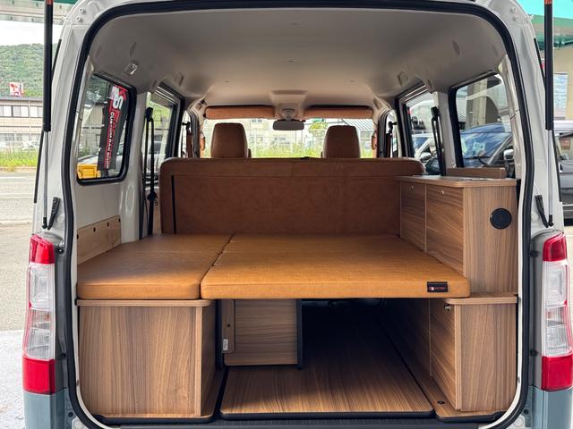 タウンエースバン ＧＬ　新車／Ｌｕａｎａ／レイクブルー／ツートンペイント／ベッドキット／床パネル／キャメル内装カバー／シートカバー／ウッドパネル／ナビ／ＥＴＣ／テーブル／キャンプ仕様／タウンエースカスタム／車中泊仕様（10枚目）