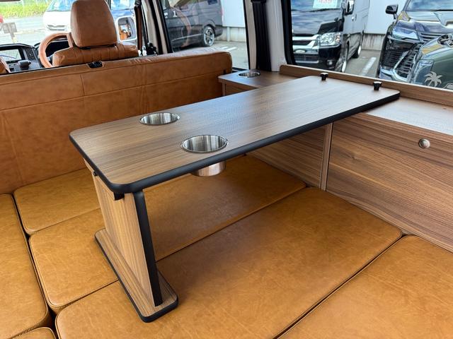 タウンエースバン ＧＬ　新車／Ｌｕａｎａ／レイクブルー／ツートンペイント／ベッドキット／床パネル／キャメル内装カバー／シートカバー／ウッドパネル／ナビ／ＥＴＣ／テーブル／キャンプ仕様／タウンエースカスタム／車中泊仕様（13枚目）