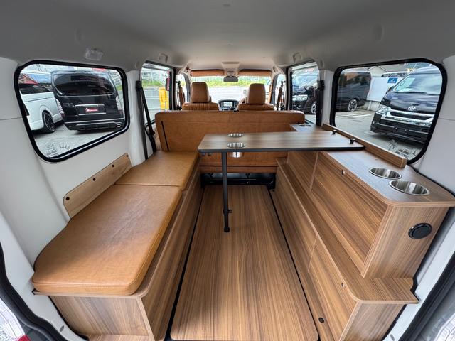 タウンエースバン ＧＬ　新車／Ｌｕａｎａ／レイクブルー／ツートンペイント／ベッドキット／床パネル／キャメル内装カバー／シートカバー／ウッドパネル／ナビ／ＥＴＣ／テーブル／キャンプ仕様／タウンエースカスタム／車中泊仕様（14枚目）