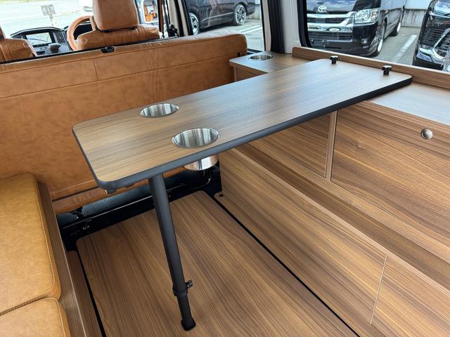 タウンエースバン ＧＬ　新車／Ｌｕａｎａ／レイクブルー／ツートンペイント／ベッドキット／床パネル／キャメル内装カバー／シートカバー／ウッドパネル／ナビ／ＥＴＣ／テーブル／キャンプ仕様／タウンエースカスタム／車中泊仕様（15枚目）