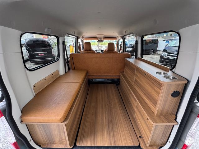 タウンエースバン ＧＬ　新車／Ｌｕａｎａ／レイクブルー／ツートンペイント／ベッドキット／床パネル／キャメル内装カバー／シートカバー／ウッドパネル／ナビ／ＥＴＣ／テーブル／キャンプ仕様／タウンエースカスタム／車中泊仕様（16枚目）