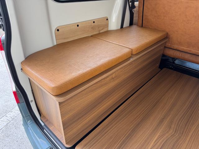 タウンエースバン ＧＬ　新車／Ｌｕａｎａ／レイクブルー／ツートンペイント／ベッドキット／床パネル／キャメル内装カバー／シートカバー／ウッドパネル／ナビ／ＥＴＣ／テーブル／キャンプ仕様／タウンエースカスタム／車中泊仕様（21枚目）