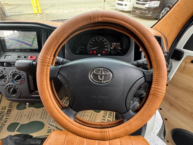 タウンエースバン ＧＬ　新車／Ｌｕａｎａ／レイクブルー／ツートンペイント／ベッドキット／床パネル／キャメル内装カバー／シートカバー／ウッドパネル／ナビ／ＥＴＣ／テーブル／キャンプ仕様／タウンエースカスタム／車中泊仕様（34枚目）