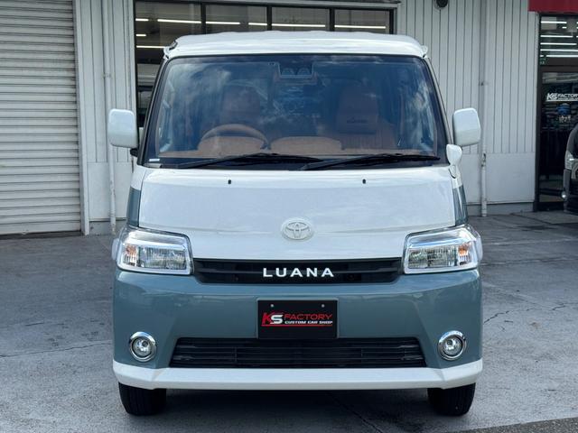 タウンエースバン ＧＬ　新車／Ｌｕａｎａ／レイクブルー／ツートンペイント／ベッドキット／床パネル／キャメル内装カバー／シートカバー／ウッドパネル／ナビ／ＥＴＣ／テーブル／キャンプ仕様／タウンエースカスタム／車中泊仕様（44枚目）