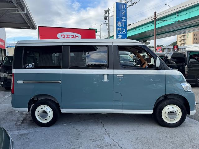 タウンエースバン ＧＬ　新車／Ｌｕａｎａ／レイクブルー／ツートンペイント／ベッドキット／床パネル／キャメル内装カバー／シートカバー／ウッドパネル／ナビ／ＥＴＣ／テーブル／キャンプ仕様／タウンエースカスタム／車中泊仕様（46枚目）