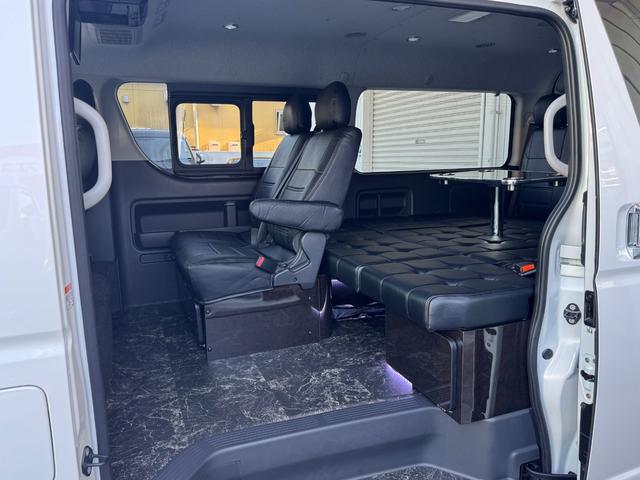 ハイエースワゴン ＧＬ　新車／４ＷＤ／ＫＳＦシートアレンジ／ラウンジパッケージ／カロッツェリアナヒ／ＥＴＣ／フリップダウンモニター／パノラミックビューモニター／キャンピングカー仕様／車中泊仕様／フルフラット／フローリング（5枚目）