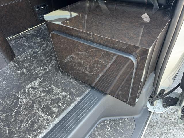 ハイエースワゴン ＧＬ　新車／４ＷＤ／ＫＳＦシートアレンジ／ラウンジパッケージ／カロッツェリアナヒ／ＥＴＣ／フリップダウンモニター／パノラミックビューモニター／キャンピングカー仕様／車中泊仕様／フルフラット／フローリング（14枚目）