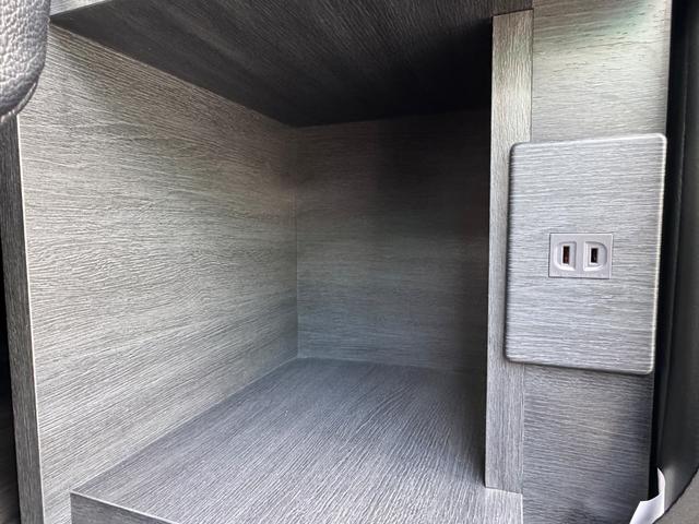 ハイエースワゴン ＧＬ　未登録新車／ＫＳ－ＳＡＬＯＯＮ２／３人掛ベンチシート／フルフラット／対座シート／ＡＬＰＩＮＥ１１インチＢＩＧＸナビ／１２．８インチフリップダウンモニター／ＥＴＣ／ナイトロパワー１７ＡＷ／ローダウン（24枚目）