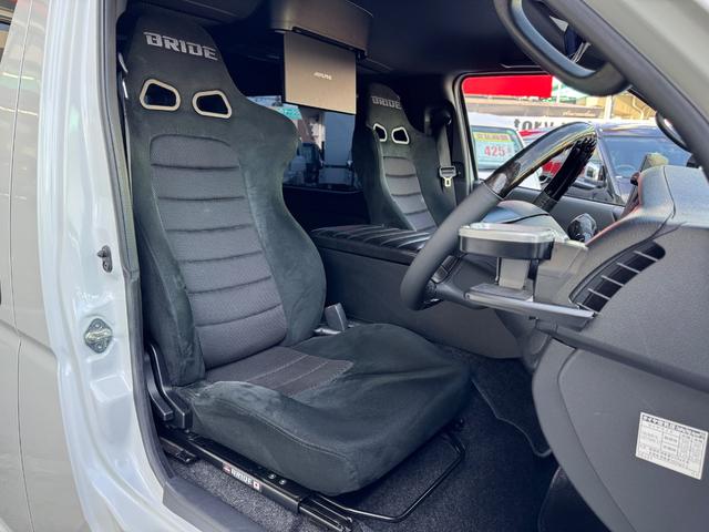 ハイエースバン スーパーＧＬ　ダークプライムＩＩ　ＡＬＰＩＮＥ　ＢＩＧＸ／ワンオーナー／ベッドキット／ＢＲＩＤＥシート／デジタルインナーミラー／ドラレコ／天井スピーカー／後席モニター／社外リアバンパー／デイトナ／車中泊仕様／中古ハイエースカスタム（3枚目）