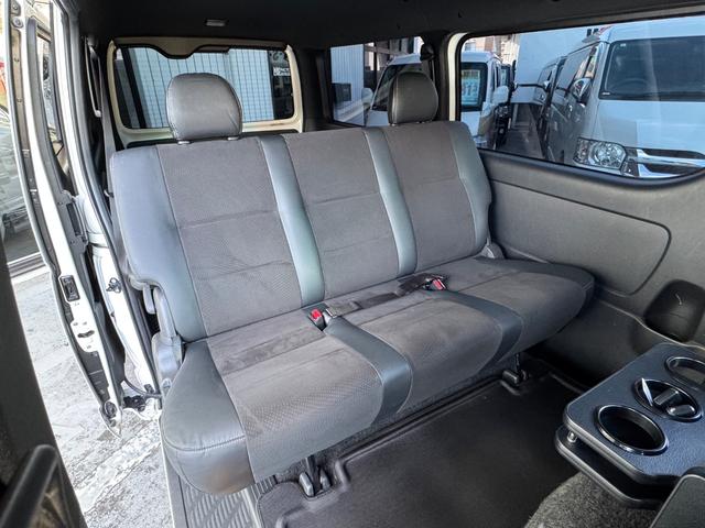 ハイエースバン スーパーＧＬ　ダークプライムＩＩ　ＡＬＰＩＮＥ　ＢＩＧＸ／ワンオーナー／ベッドキット／ＢＲＩＤＥシート／デジタルインナーミラー／ドラレコ／天井スピーカー／後席モニター／社外リアバンパー／デイトナ／車中泊仕様／中古ハイエースカスタム（5枚目）