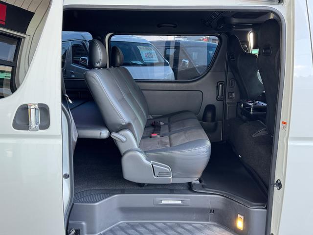 ハイエースバン スーパーＧＬ　ダークプライムＩＩ　ＡＬＰＩＮＥ　ＢＩＧＸ／ワンオーナー／ベッドキット／ＢＲＩＤＥシート／デジタルインナーミラー／ドラレコ／天井スピーカー／後席モニター／社外リアバンパー／デイトナ／車中泊仕様／中古ハイエースカスタム（6枚目）