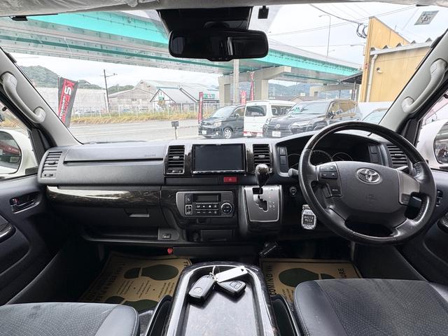 ハイエースバン スーパーＧＬ　ダークプライム　ディーゼル車／フルエアロ／ＥＳＳＥＸ／１８ＡＷ／／ローダウン／ＣＲＳバッドフェイスボンネット／８インチナビ／ＥＴＣ／バックカメラ／４１５コブラ／フロントスポイラー／ハイエース／カスタム／中古ハイエース（2枚目）