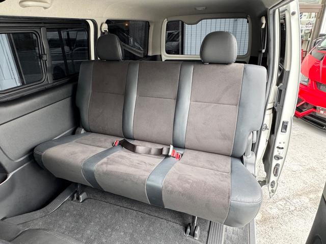 ハイエースバン スーパーＧＬ　ダークプライム　ディーゼル車／フルエアロ／ＥＳＳＥＸ／１８ＡＷ／／ローダウン／ＣＲＳバッドフェイスボンネット／８インチナビ／ＥＴＣ／バックカメラ／４１５コブラ／フロントスポイラー／ハイエース／カスタム／中古ハイエース（5枚目）