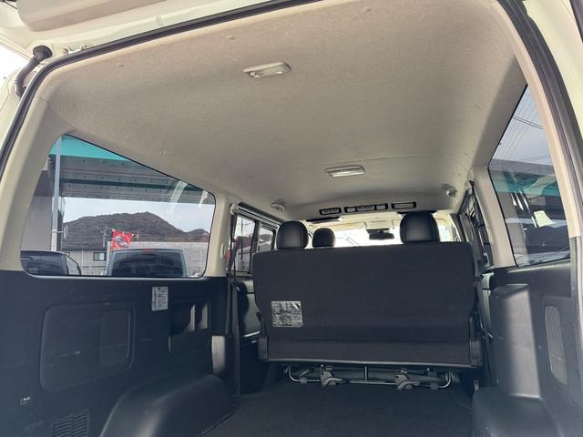 ハイエースバン スーパーＧＬ　ダークプライム　ディーゼル車／フルエアロ／ＥＳＳＥＸ／１８ＡＷ／／ローダウン／ＣＲＳバッドフェイスボンネット／８インチナビ／ＥＴＣ／バックカメラ／４１５コブラ／フロントスポイラー／ハイエース／カスタム／中古ハイエース（7枚目）