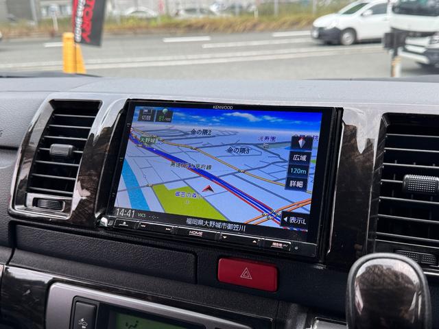 ハイエースバン スーパーＧＬ　ダークプライム　ディーゼル車／フルエアロ／ＥＳＳＥＸ／１８ＡＷ／／ローダウン／ＣＲＳバッドフェイスボンネット／８インチナビ／ＥＴＣ／バックカメラ／４１５コブラ／フロントスポイラー／ハイエース／カスタム／中古ハイエース（8枚目）