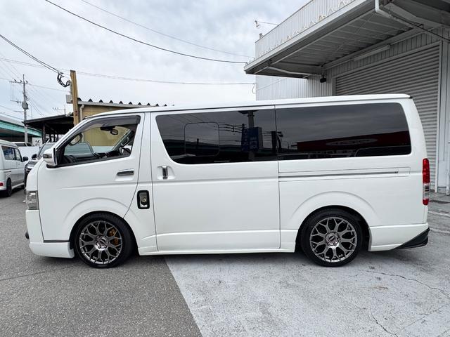 ハイエースバン スーパーＧＬ　ダークプライム　ディーゼル車／フルエアロ／ＥＳＳＥＸ／１８ＡＷ／／ローダウン／ＣＲＳバッドフェイスボンネット／８インチナビ／ＥＴＣ／バックカメラ／４１５コブラ／フロントスポイラー／ハイエース／カスタム／中古ハイエース（13枚目）