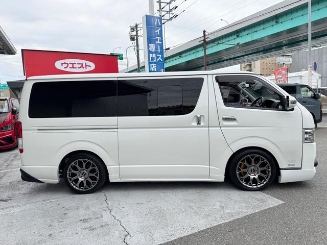 ハイエースバン スーパーＧＬ　ダークプライム　ディーゼル車／フルエアロ／ＥＳＳＥＸ／１８ＡＷ／／ローダウン／ＣＲＳバッドフェイスボンネット／８インチナビ／ＥＴＣ／バックカメラ／４１５コブラ／フロントスポイラー／ハイエース／カスタム／中古ハイエース（15枚目）