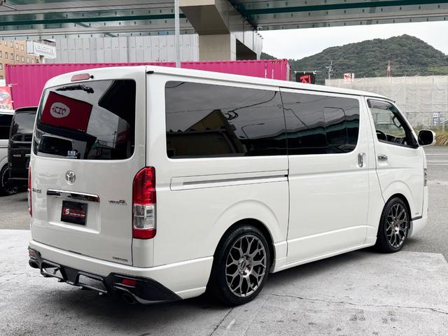ハイエースバン スーパーＧＬ　ダークプライム　ディーゼル車／フルエアロ／ＥＳＳＥＸ／１８ＡＷ／／ローダウン／ＣＲＳバッドフェイスボンネット／８インチナビ／ＥＴＣ／バックカメラ／４１５コブラ／フロントスポイラー／ハイエース／カスタム／中古ハイエース（19枚目）