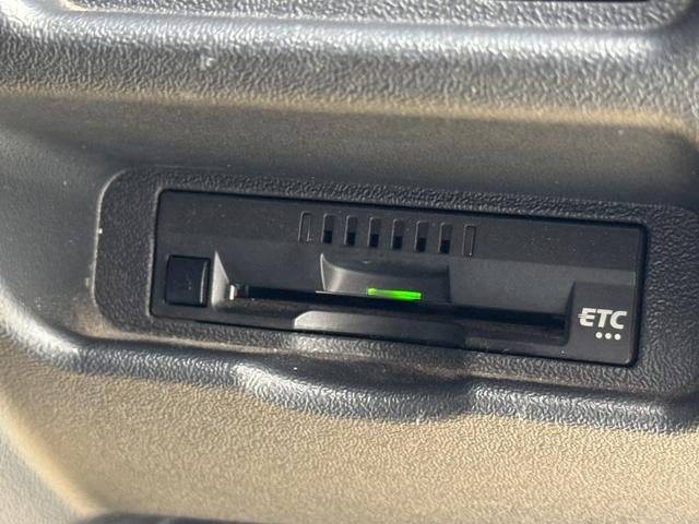 ハイエースバン スーパーＧＬ　ダークプライム　ディーゼル車／フルエアロ／ＥＳＳＥＸ／１８ＡＷ／／ローダウン／ＣＲＳバッドフェイスボンネット／８インチナビ／ＥＴＣ／バックカメラ／４１５コブラ／フロントスポイラー／ハイエース／カスタム／中古ハイエース（22枚目）