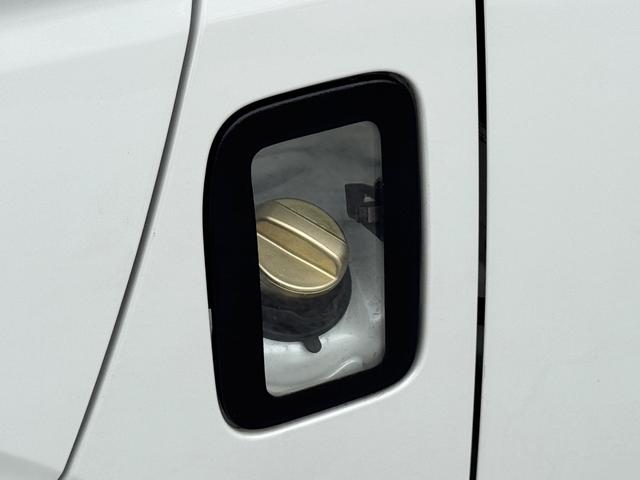 ハイエースバン スーパーＧＬ　ダークプライム　ディーゼル車／フルエアロ／ＥＳＳＥＸ／１８ＡＷ／／ローダウン／ＣＲＳバッドフェイスボンネット／８インチナビ／ＥＴＣ／バックカメラ／４１５コブラ／フロントスポイラー／ハイエース／カスタム／中古ハイエース（25枚目）