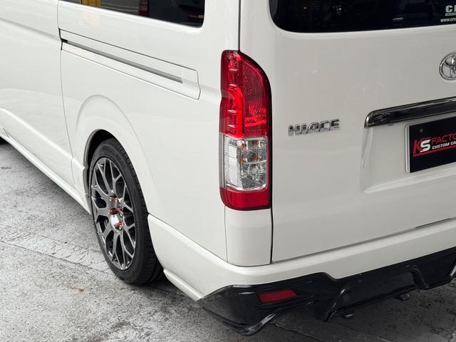ハイエースバン スーパーＧＬ　ダークプライム　ディーゼル車／フルエアロ／ＥＳＳＥＸ／１８ＡＷ／／ローダウン／ＣＲＳバッドフェイスボンネット／８インチナビ／ＥＴＣ／バックカメラ／４１５コブラ／フロントスポイラー／ハイエース／カスタム／中古ハイエース（32枚目）