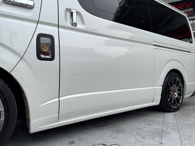 ハイエースバン スーパーＧＬ　ダークプライム　ディーゼル車／フルエアロ／ＥＳＳＥＸ／１８ＡＷ／／ローダウン／ＣＲＳバッドフェイスボンネット／８インチナビ／ＥＴＣ／バックカメラ／４１５コブラ／フロントスポイラー／ハイエース／カスタム／中古ハイエース（37枚目）